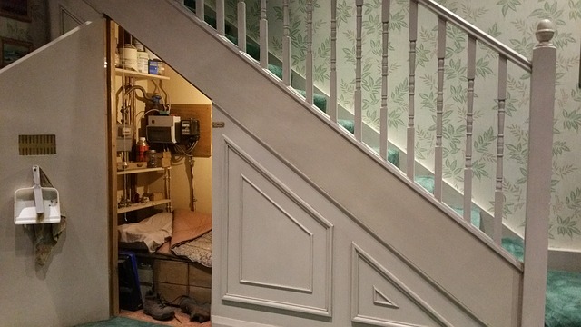 vestavěná skříň pod schody.jpg